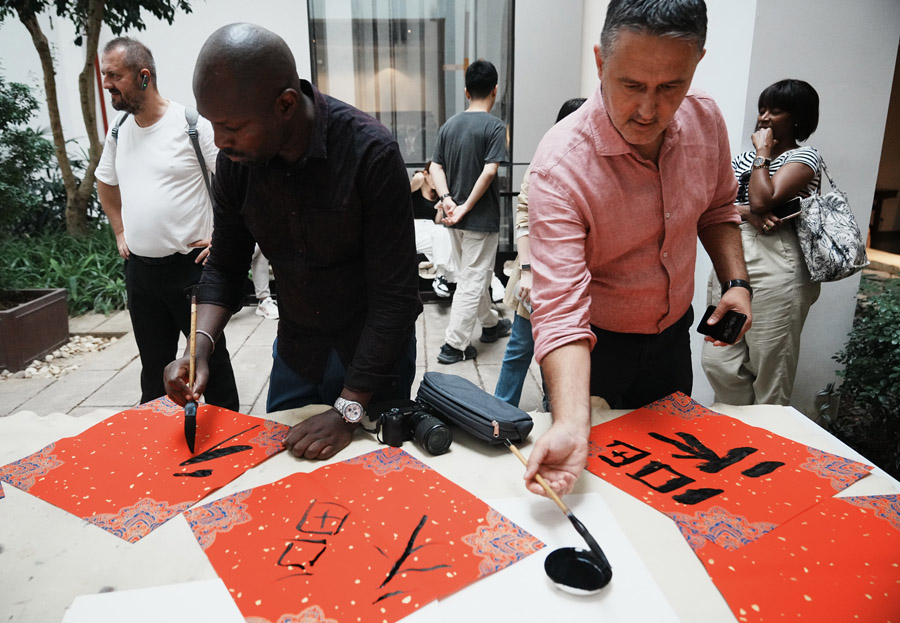 第1回國(guó)際報(bào)道「シルクロード賞」受賞者が「心を一つに未來を描く」活動(dòng)に參加