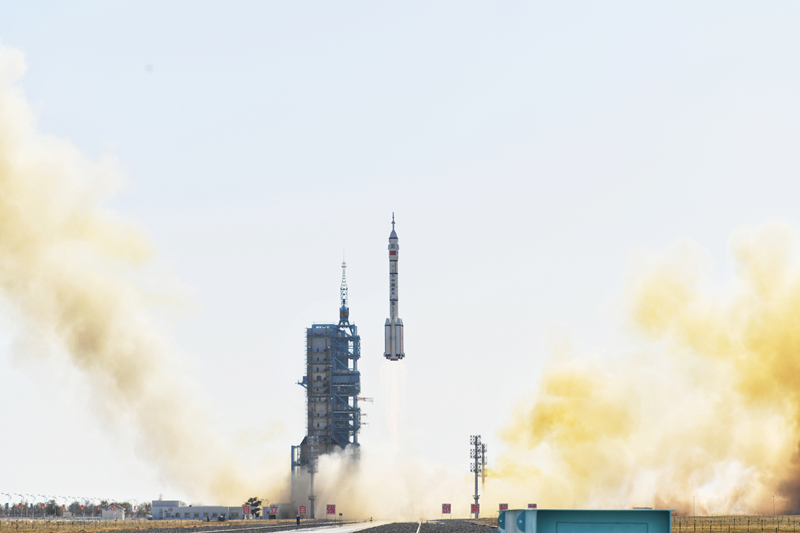 神舟17號(hào)の打ち上げの迫力満點(diǎn)の瞬間。撮影?張啓川