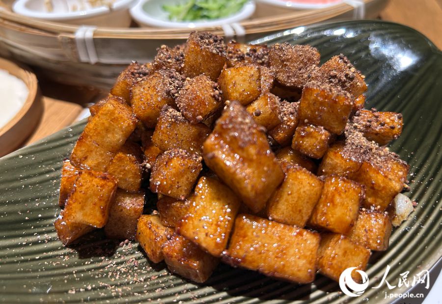 黒糖と紫蘇の実の香ばしさがたまらない紅糖引子粑（撮影?玄番登史江）。