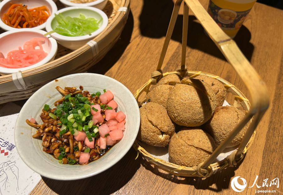 つぶした豆腐を丸めて揚(yáng)げた貴陽豆腐圓子（撮影?玄番登史江）。