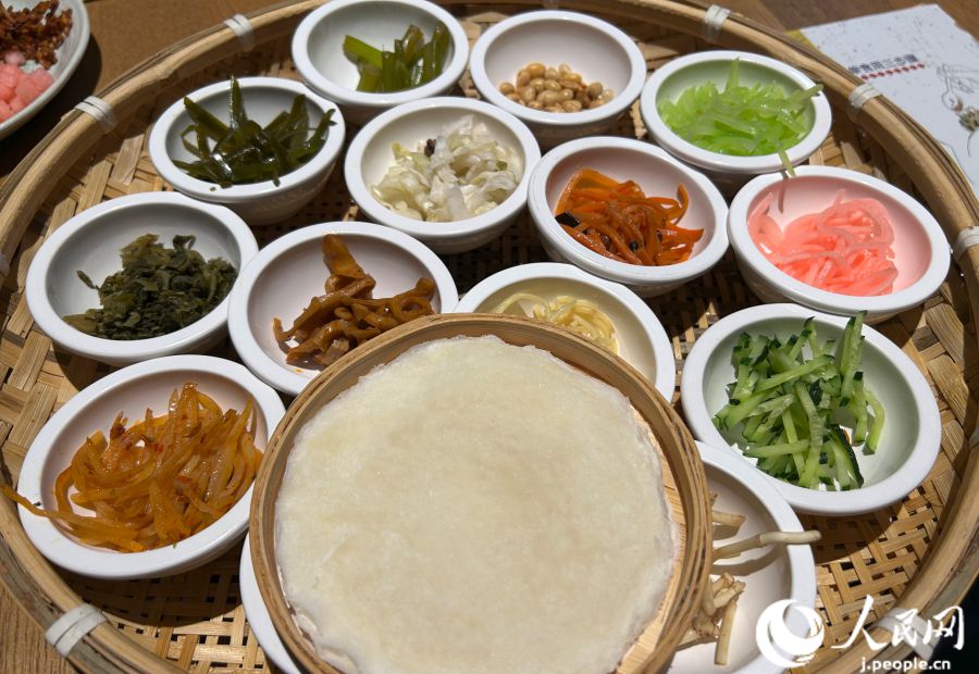 どの具を巻こうかついつい欲張ってしまう絲娃娃（撮影?玄番登史江）。