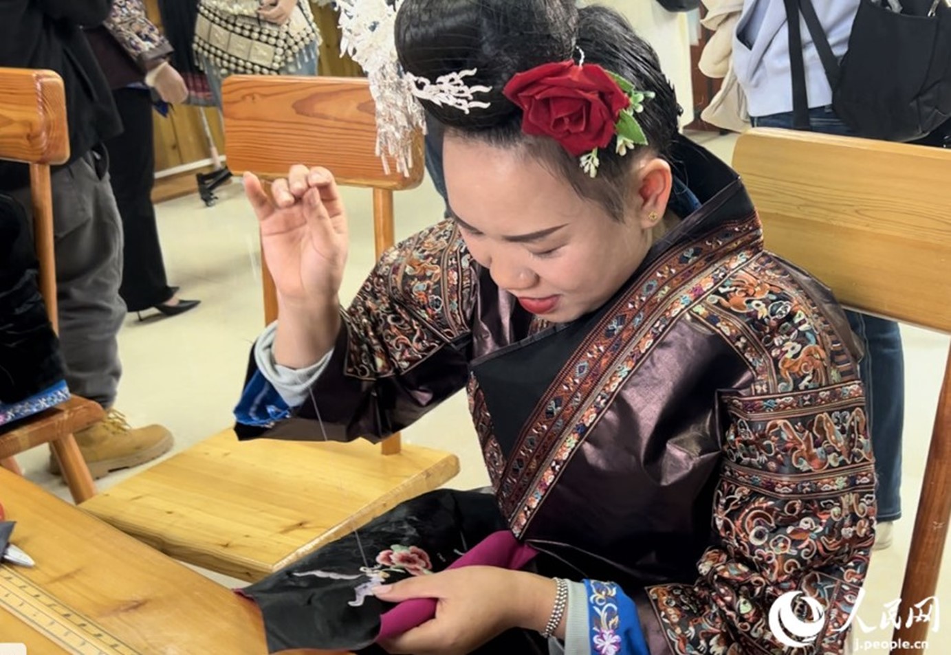 優(yōu)雅な手つきで「胡蝶媽媽」を刺繍する劉さん（撮影?玄番登史江）。