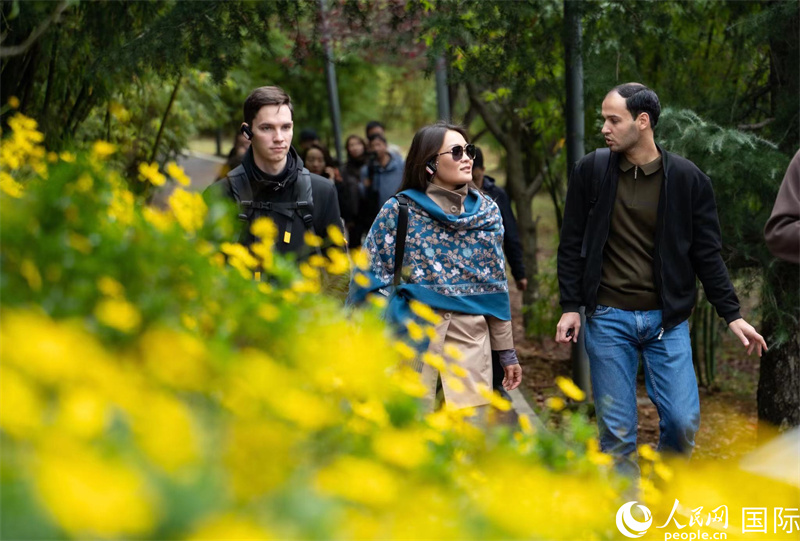 観山湖公園の中を歩く歐州?アジア諸國(guó)の記者。撮影?陽(yáng)茜