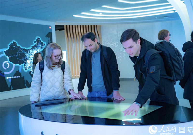 國(guó)家ビッグデータ（貴州）総合試験區(qū)交流體験センターを見(jiàn)學(xué)する歐州?アジア諸國(guó)の記者。撮影?陽(yáng)茜