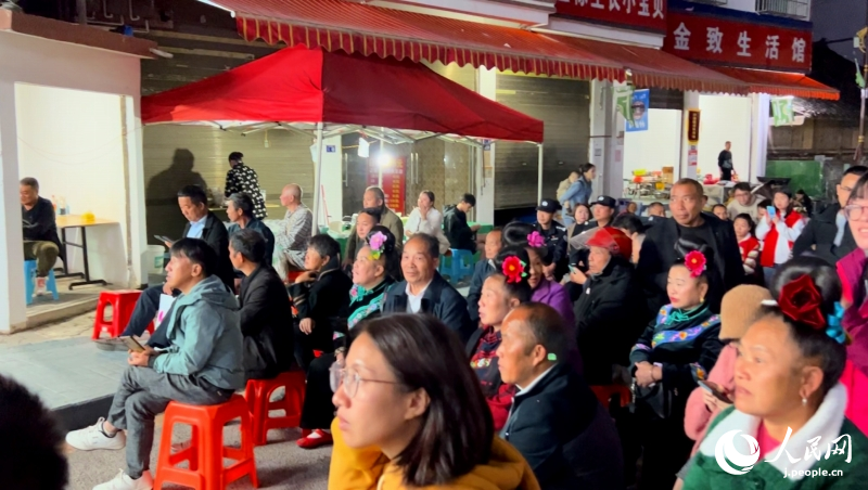 村內(nèi)に設(shè)置された屋外液晶スクリーンで観戦する人々(撮影?玄番登史江)。