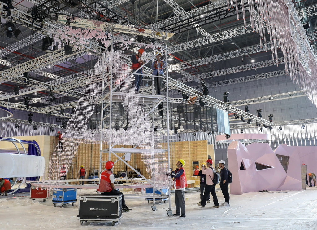 設営進む第6回中國國際輸入博覧會の展示會場　上海