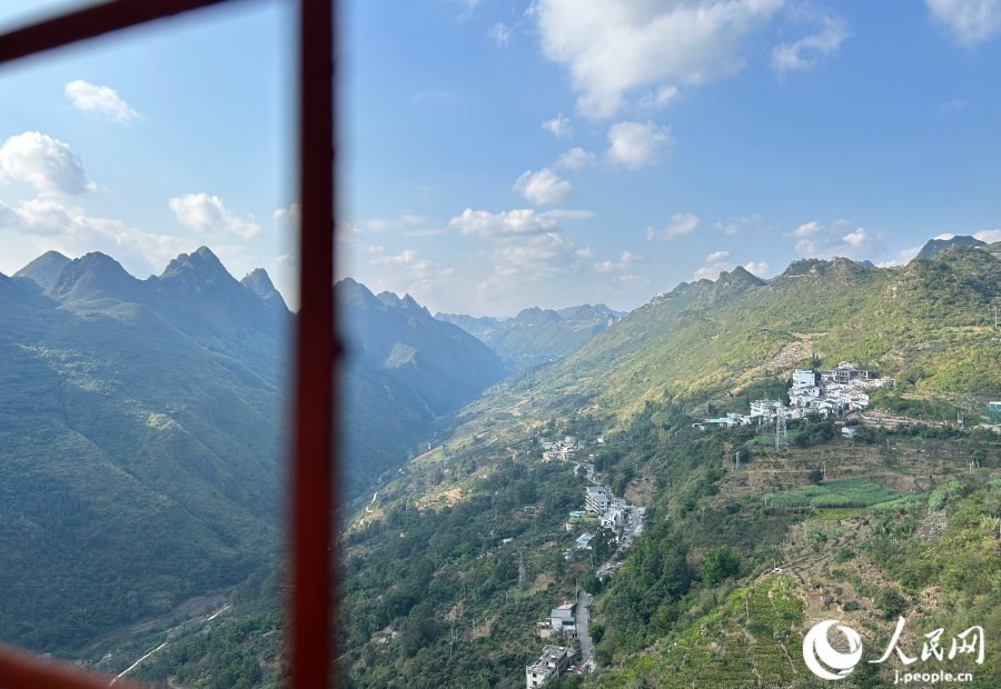 壩陵河大橋の見(jiàn)學(xué)エリアから眺めた貴州の山（撮影?玄番登史江）。