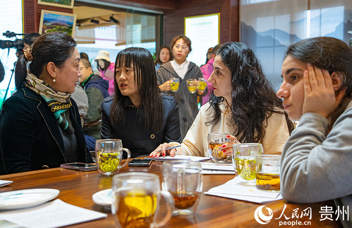 歐州?アジア諸國の記者と茶文化について語り合う龔芮董事長（撮影?陽茜）。