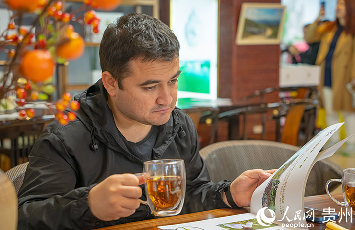 お茶を味わう歐州?アジア諸國の記者（撮影?陽茜）。