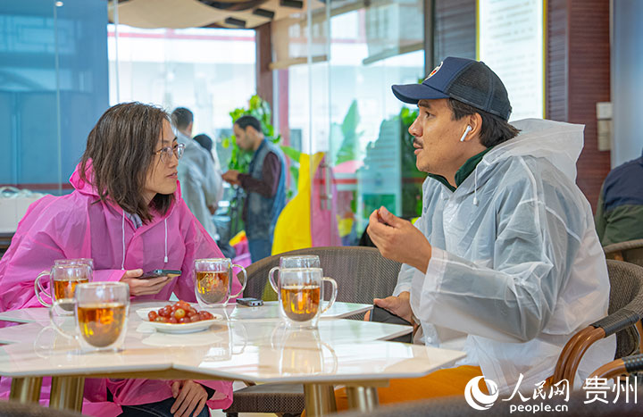 お茶を味わう歐州?アジア諸國の記者（撮影?陽茜）。