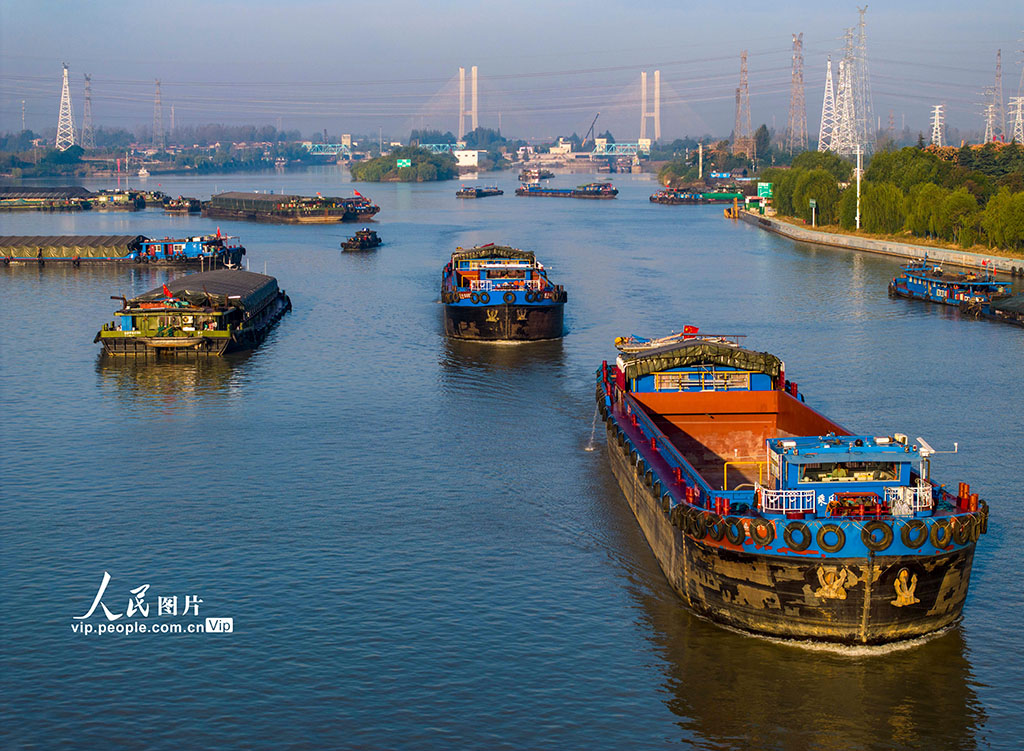 貨物船の航行増え、賑やかさを増す晩秋の大運(yùn)河　江蘇省淮安