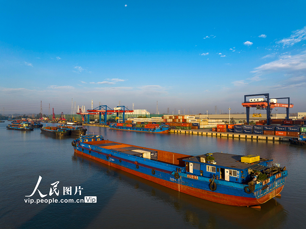 貨物船の航行増え、賑やかさを増す晩秋の大運河　江蘇省淮安