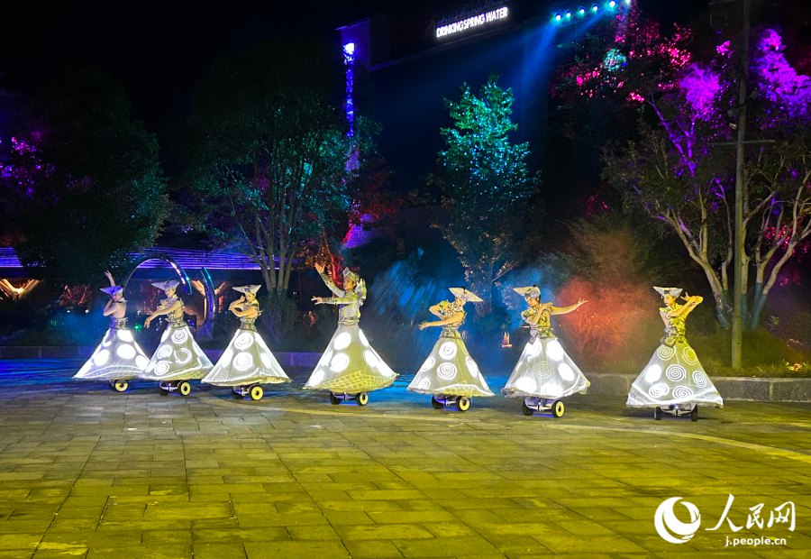 近未來風の少數(shù)民族衣裝でパフォーマンスを披露するダンサーたち（撮影?玄番登史江）。