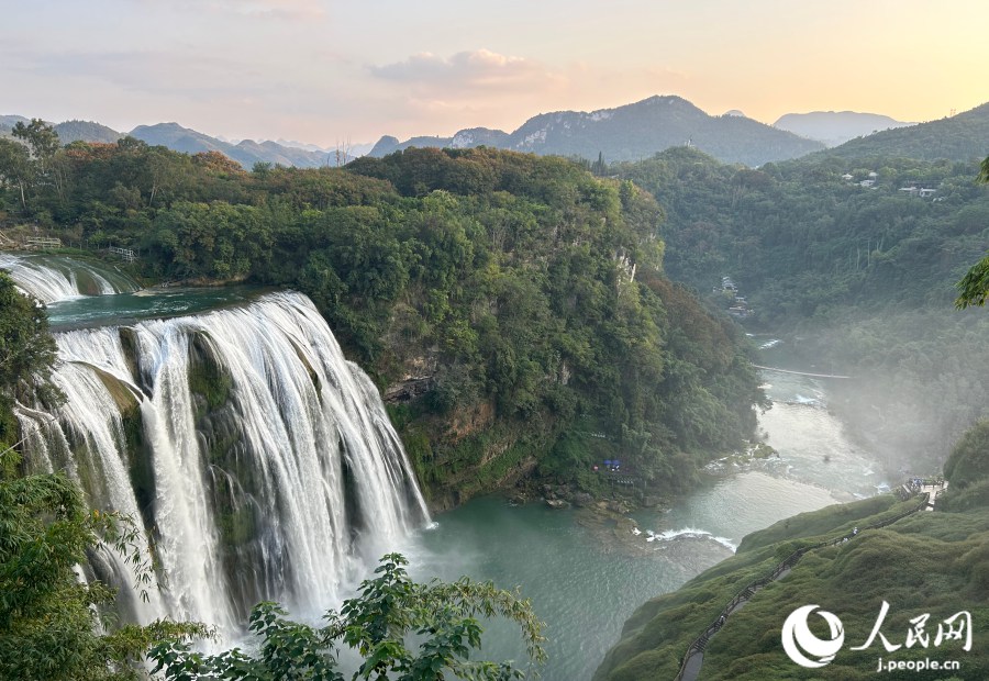 日暮れ前に滝上部から撮影した黃果樹瀑布（撮影?玄番登史江）。
