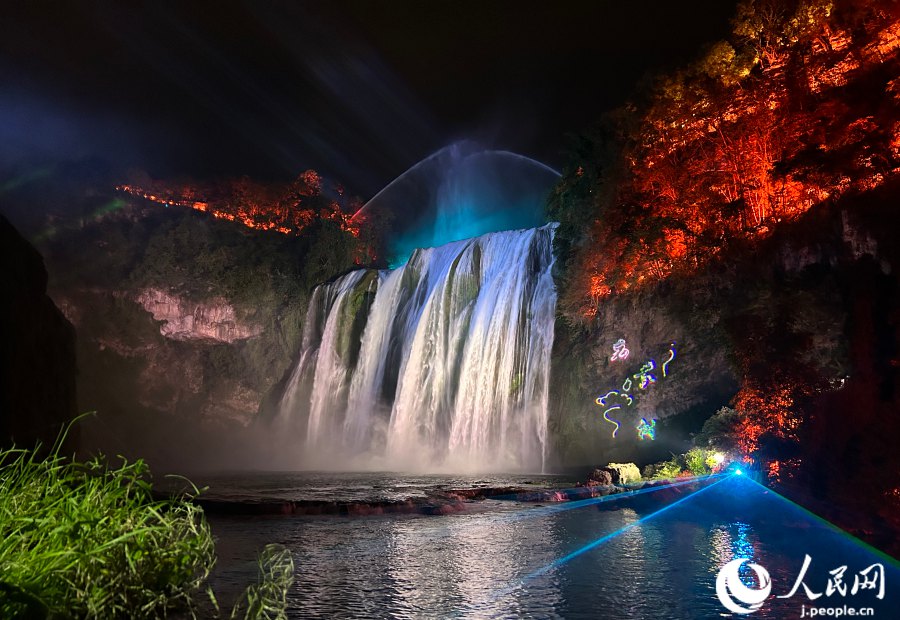 美しくライトアップされた黃果樹瀑布（撮影?玄番登史江）。