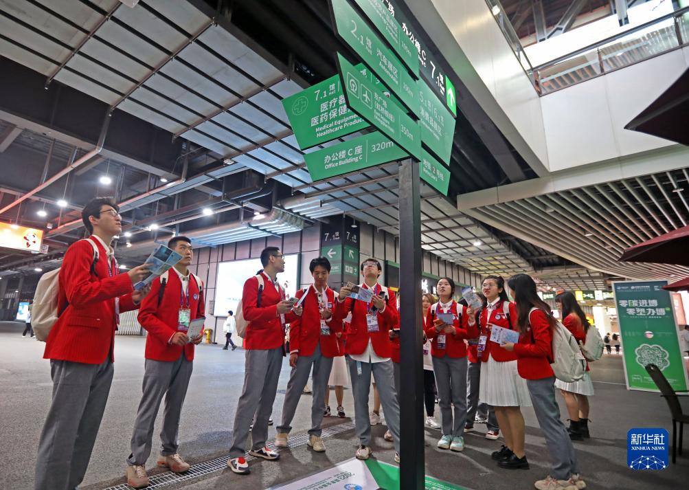 第6回輸入博會(huì)場(chǎng)で実地研修に勵(lì)むボランティア　上海