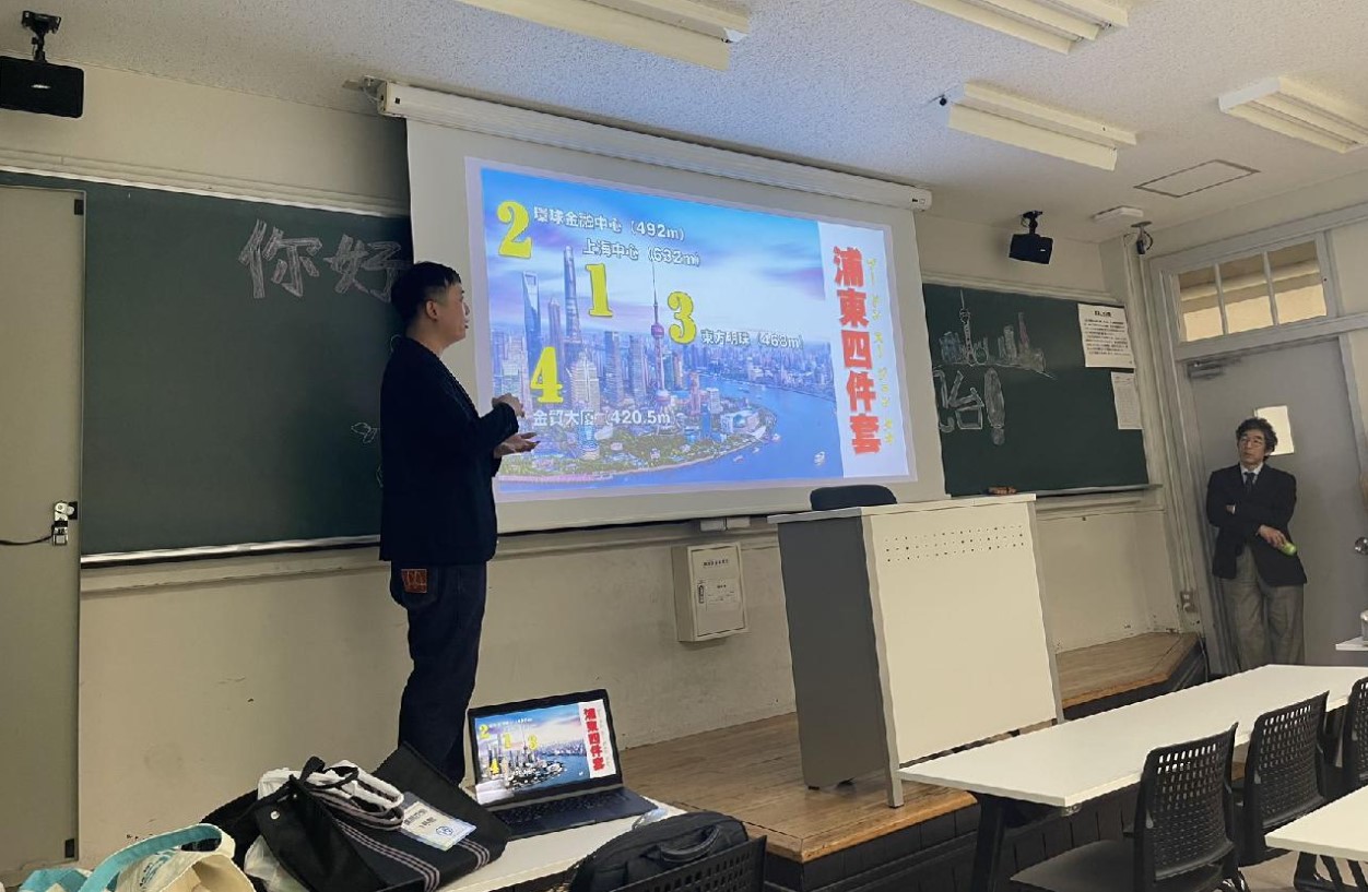 青山學(xué)院大學(xué)で上海を紹介する番組スタッフ。