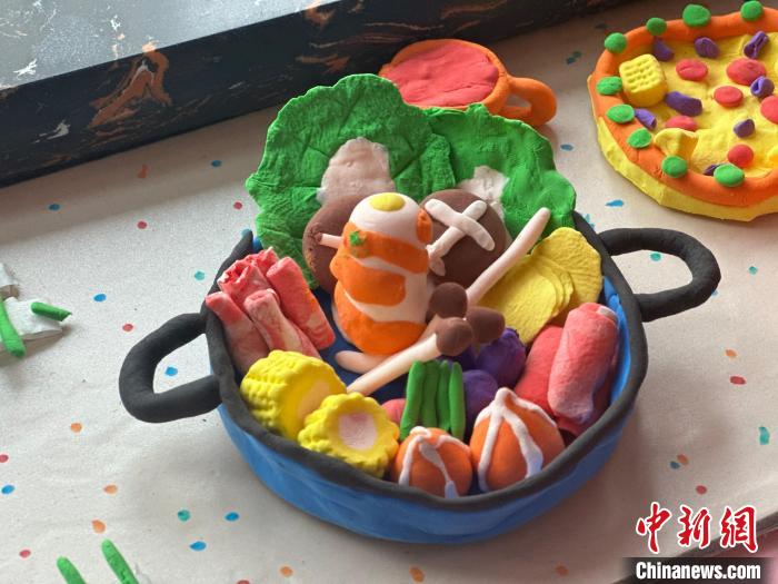 「本物そっくり！」小學(xué)生が公開授業(yè)で粘土細工の「料理」づくり　青海省西寧市