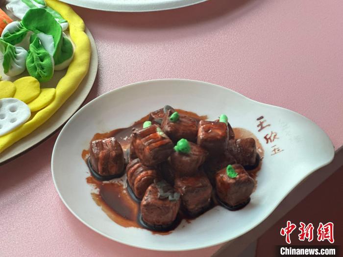 「本物そっくり！」小學(xué)生が公開授業(yè)で粘土細工の「料理」づくり　青海省西寧市