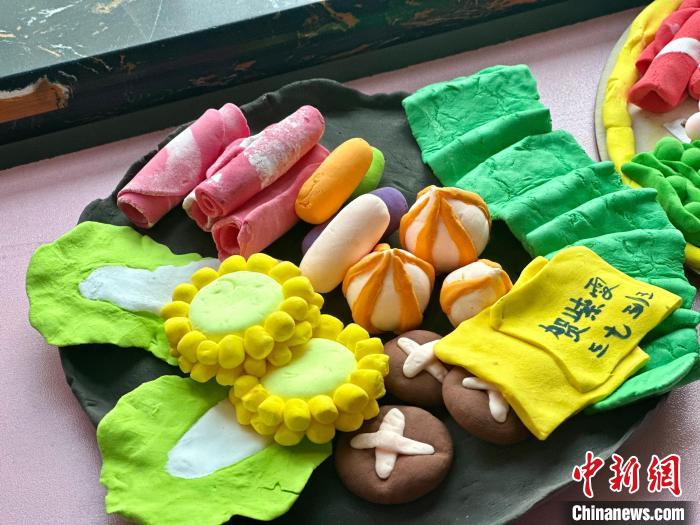 「本物そっくり！」小學(xué)生が公開授業(yè)で粘土細(xì)工の「料理」づくり　青海省西寧市