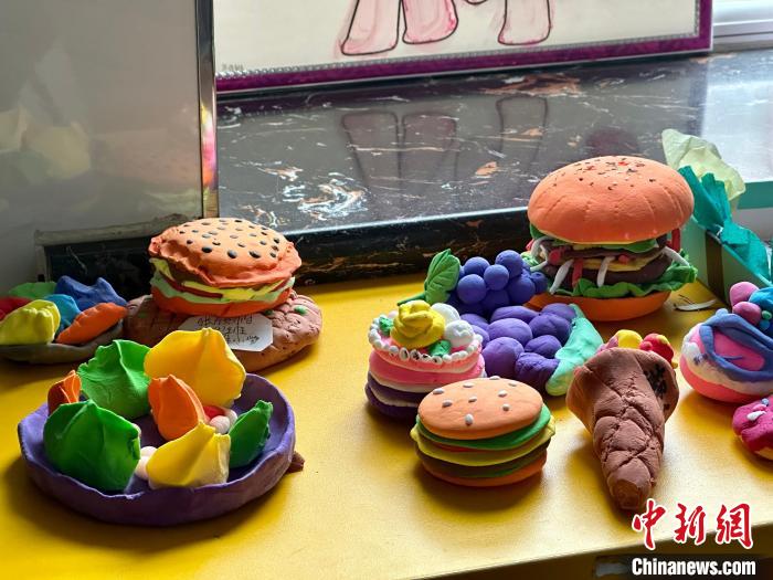 「本物そっくり！」小學(xué)生が公開授業(yè)で粘土細(xì)工の「料理」づくり　青海省西寧市