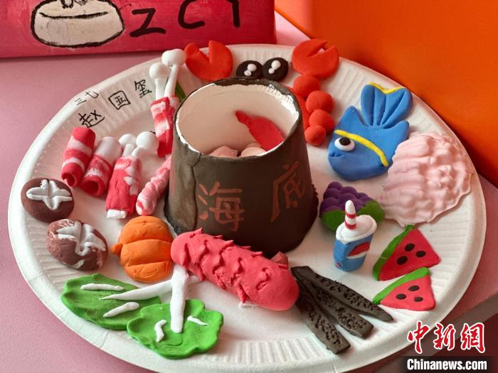 「本物そっくり！」小學(xué)生が公開授業(yè)で粘土細(xì)工の「料理」づくり　青海省西寧市