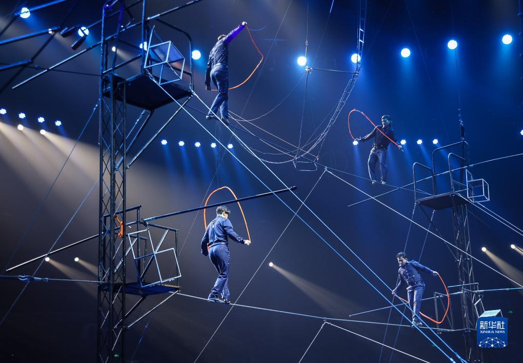 高所での綱渡り演技を披露するコロンビアの男性パフォーマー4人（11月5日撮影?劉大偉）。