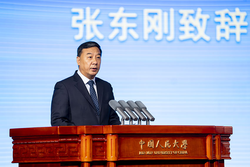 挨拶する中國人民大學黨委員會の張東剛書記 (撮影?人民畫報 郭莎莎）。