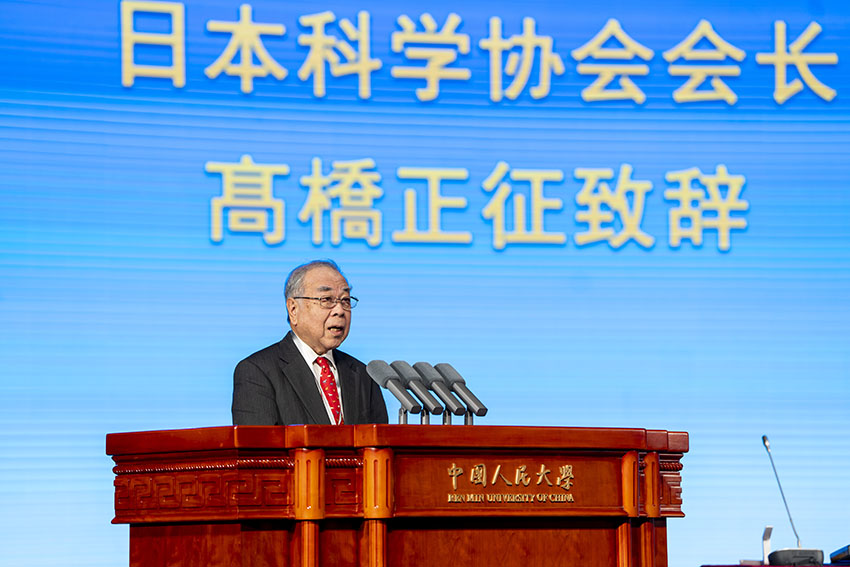 挨拶する日本科學(xué)協(xié)會(huì)の高橋正征會(huì)長(zhǎng)(撮影?人民畫報(bào) 郭莎莎）。