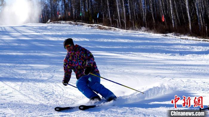 11月3日、中國最北のスキー場でスキーを楽しむスキーヤー（撮影?邵天李）。
