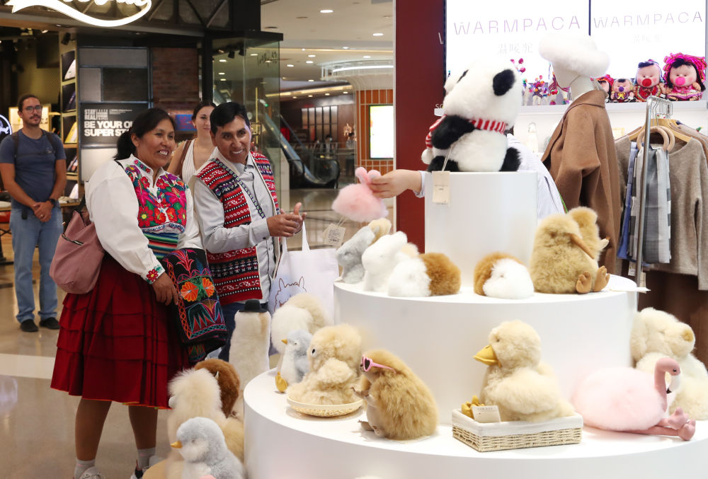 上海市の中心エリアのデパートに開設(shè)された「Warmpaca」の売り場に足を運(yùn)んだママニさんと妻のグロリアさん（11月2日撮影）。