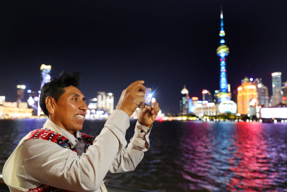 上海の外灘(バンド)でスマホで寫真を撮影するママニさん（11月2日撮影）。