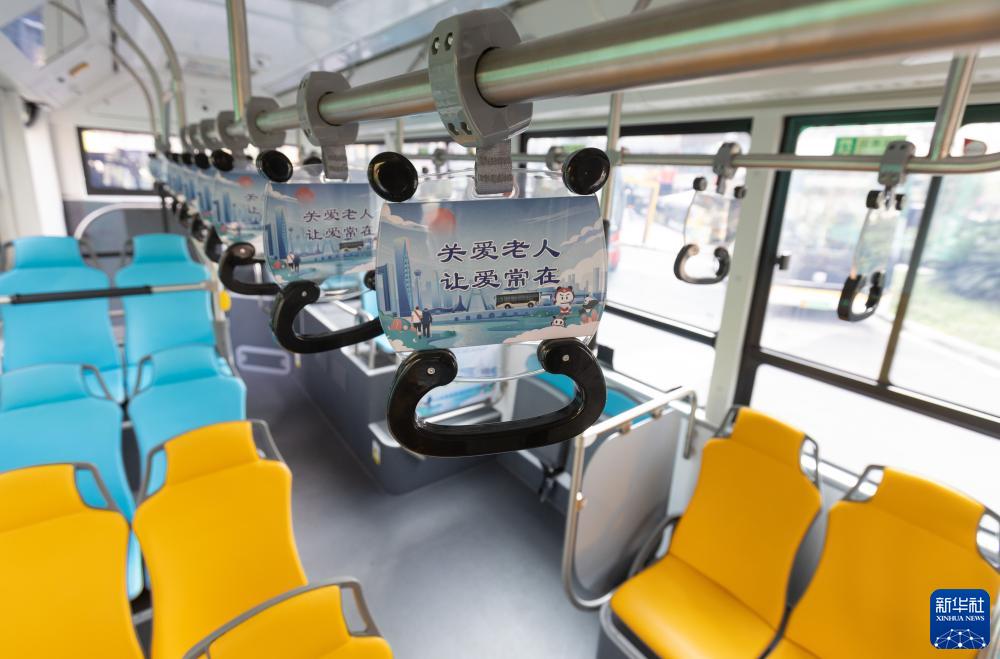 「高齢者に優(yōu)しいバス」6路線が開(kāi)通　四川省成都