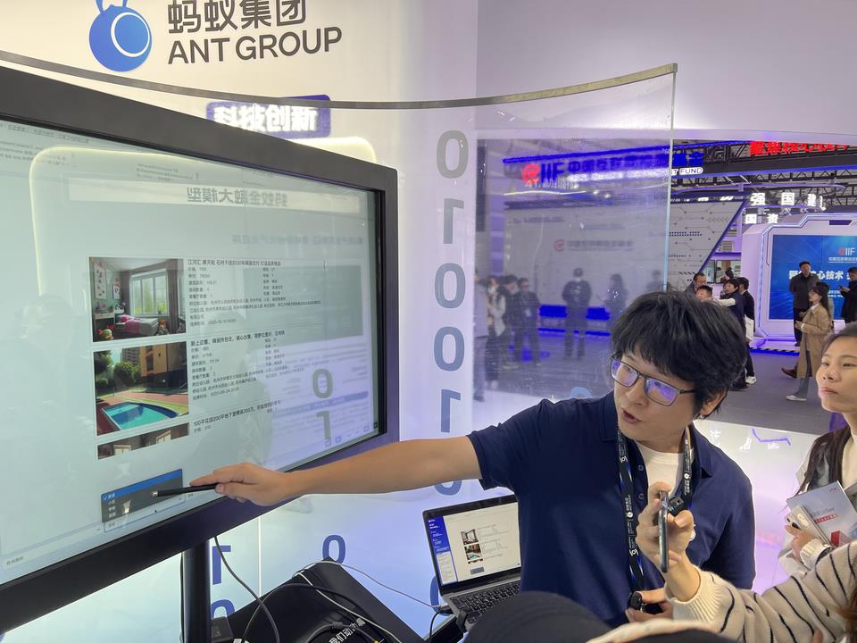 來(lái)場(chǎng)者が対話型プログラミングロボットを體験する様子。（撮影?張?chǎng)危? /></p>
<p style=