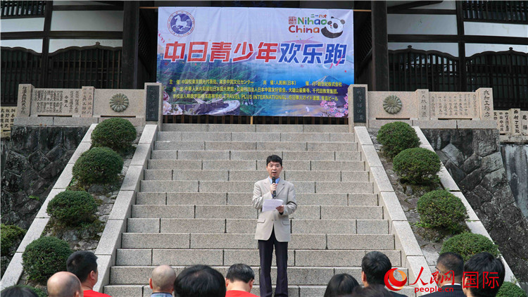 挨拶する中國(guó)駐東京観光代表処の歐陽安首席代表（撮影?蔣暁辰）。