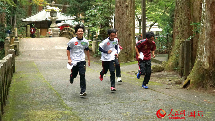 600年以上の歴史を持つ古剎である大雄山最乗寺を駆け抜ける中日の青少年たち（撮影?蔣暁辰）。