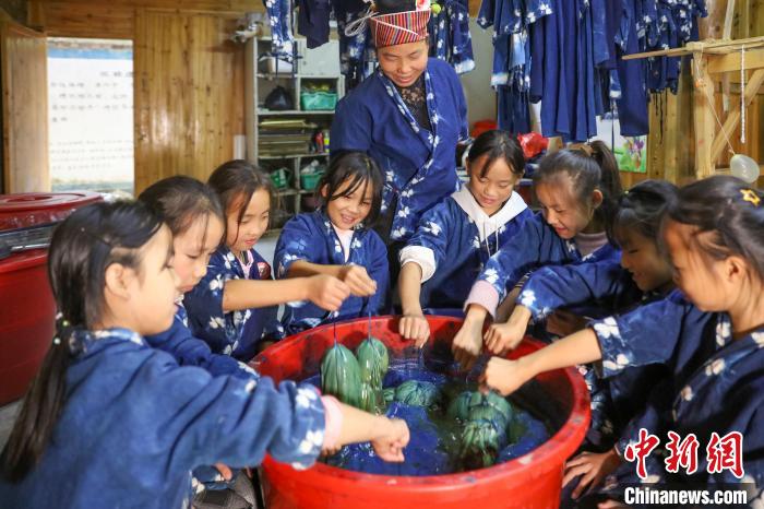 無形文化遺産を小學(xué)校で指導(dǎo)し継承　貴州省施秉