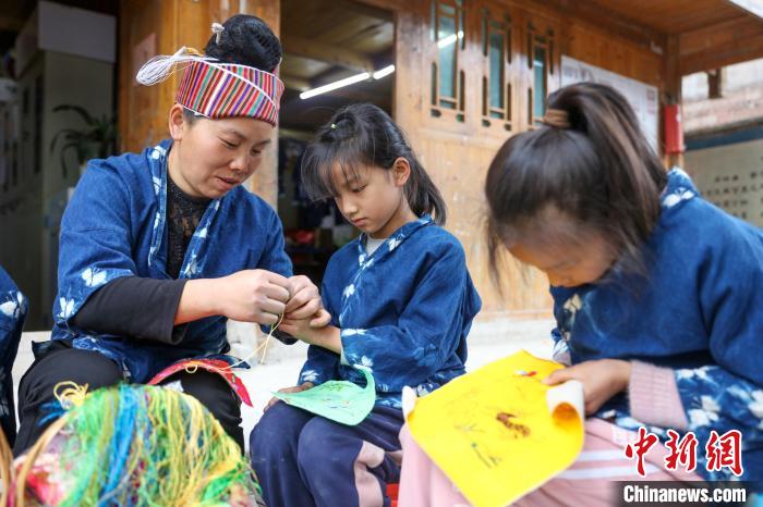 無形文化遺産を小學(xué)校で指導(dǎo)し継承　貴州省施秉