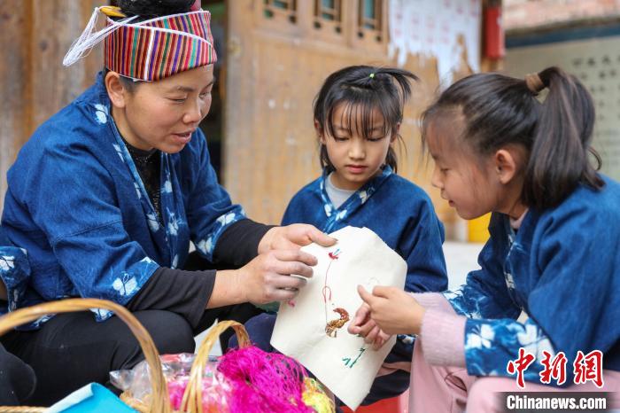 無(wú)形文化遺産を小學(xué)校で指導(dǎo)し継承　貴州省施秉