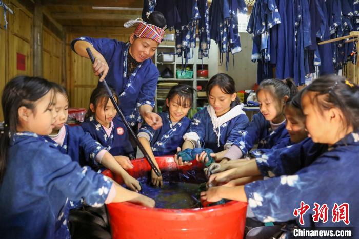 無形文化遺産を小學(xué)校で指導(dǎo)し継承　貴州省施秉