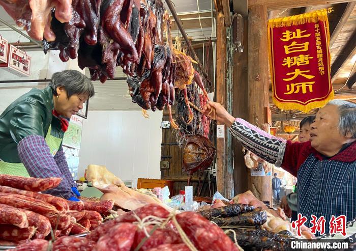 店先に並べられた江南水郷の初冬ならではのグルメ（撮影?項菁）。