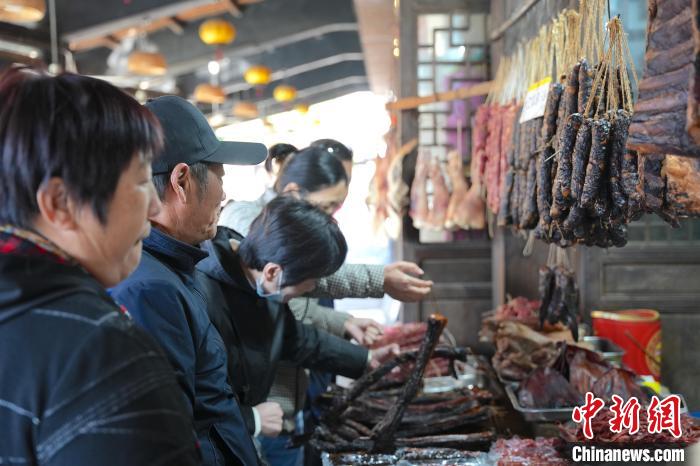 冬を迎えるグルメの準備始まる江南古鎮(zhèn)　浙江省