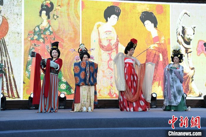 唐代の漢服を披露する女性たち（撮影?石智衛(wèi)）。