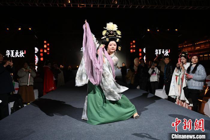 漢服の美しさを披露する女性（撮影?石智衛(wèi)）。