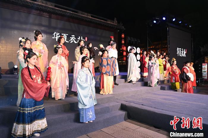 漢服の美しさを披露する女性たち（撮影?石智衛(wèi)）。