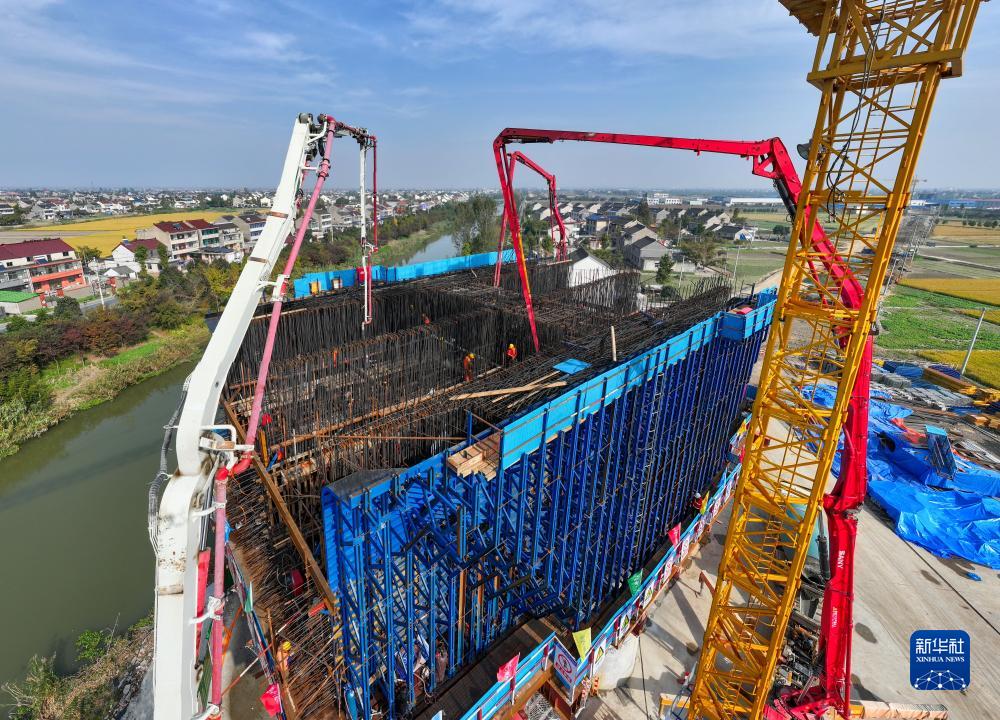 滬渝蓉高速鉄道?泰州區(qū)間で最大スパンの連続アーチ橋梁が著工　江蘇省