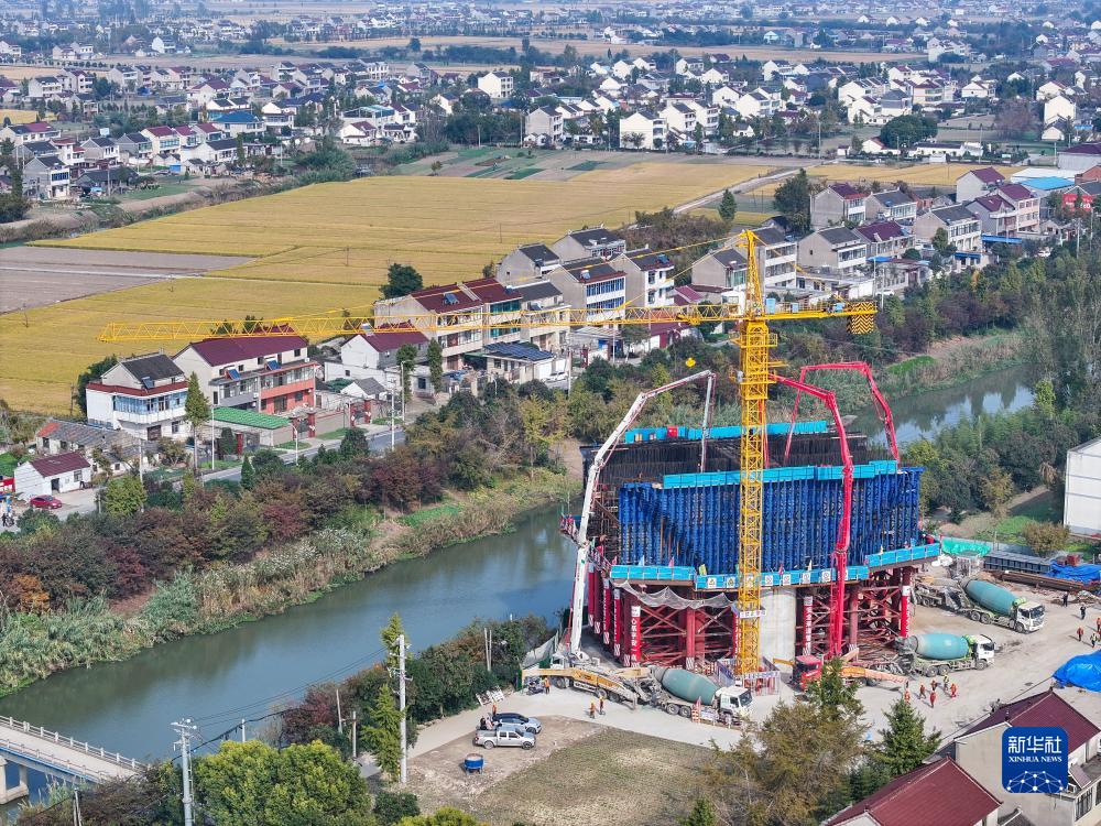 滬渝蓉高速鉄道?泰州區(qū)間で最大スパンの連続アーチ橋梁が著工　江蘇省