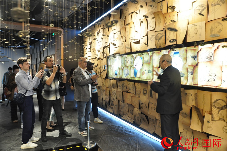 飛亜達(dá)の計(jì)時(shí)文化センターを見學(xué)する取材チーム（撮影?魯揚(yáng)）。