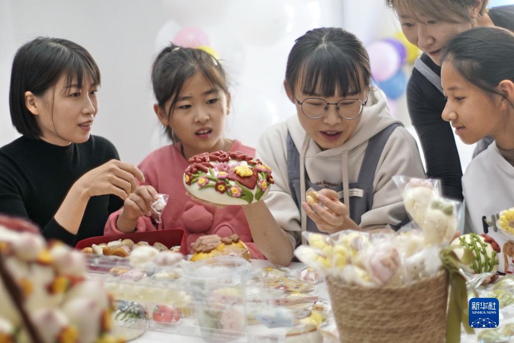 飾り蒸しパンの「花饃」攜え北京に進出した山東省出身の女性