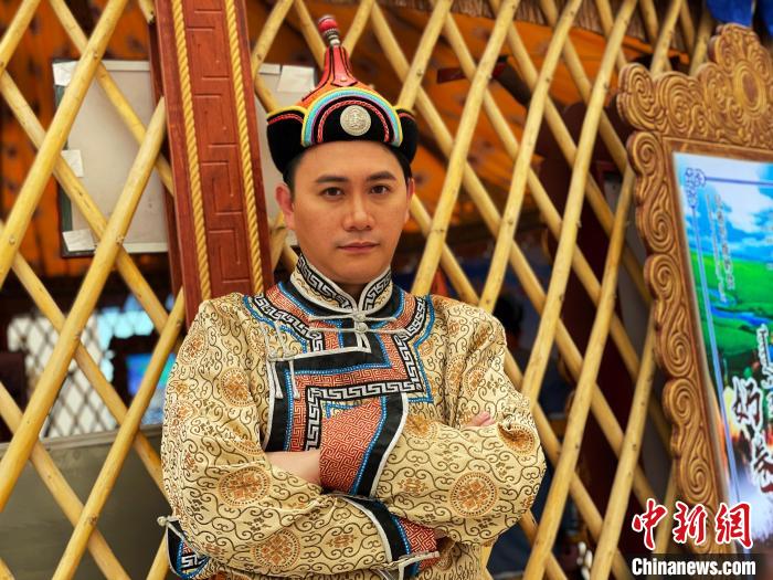  2022年、內(nèi)蒙古（內(nèi)モンゴル）自治區(qū)烏蘭察布（ウランチャブ）市の黃花溝でドキュメンタリー映畫を撮影する楊品驊さん。（寫真提供は本人）